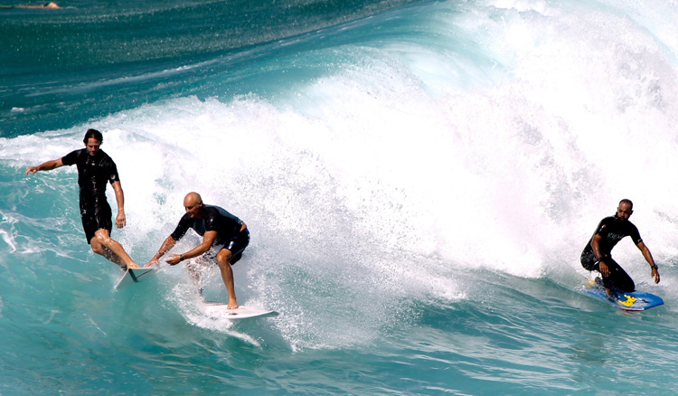 Dropping in: a disrespectful and intolerable behavior in surfing | Photo: Shutterstock Dropping in: a disrespectful and intolerable behavior in surfing | Photo: Shutterstock